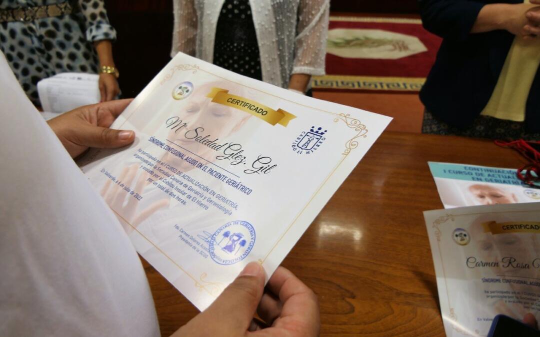 Entrega de certificados de asistencia al I CURSO DE ACTUALIZACIÓN EN GERIATRÍA, realizado en El Hierro organizado por la SCGG en colaboración con el Cabildo de El Hierro